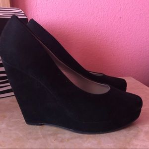 Classic black wedges 🖤